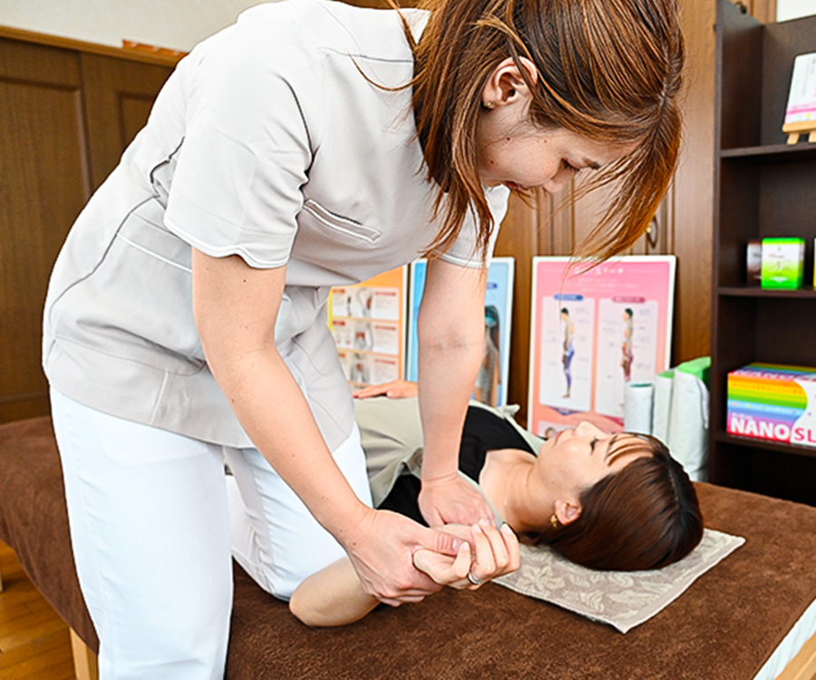 手首の施術をしている様子